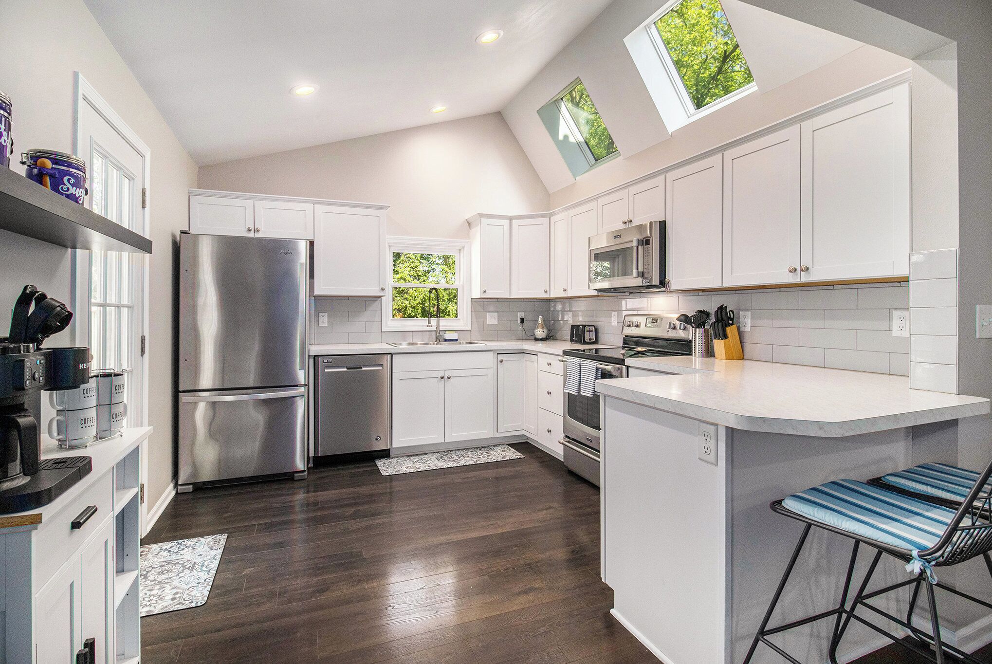 冷蔵庫、電子レンジ、オーブン、コンロ