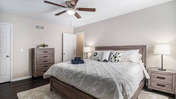 3 bedrooms, desk, free WiFi, bed sheets