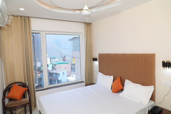 Quarto casal conforto, vista para a cidade | Quartos à prova de som, Wi-Fi de cortesia
