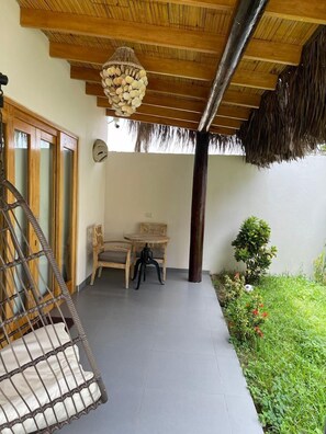 Chambre Triple Deluxe, vue partielle sur la mer | Terrasse/Patio