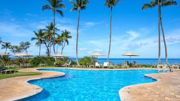 Condo (1 Bedroom) | Piscine | Piscine extérieure, parasols, chaises longues