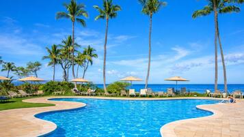 Villa, 1 chambre (Ocean Partial View, Sleeps 2(WKV-45C)) | Piscine | Piscine extérieure, parasols de plage, chaises longues