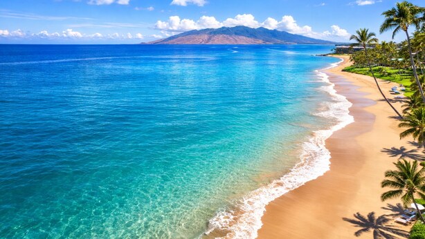 Egy tiszta, türkizkék vízű strand, homokos parttal, és a háttérben egy hegy.