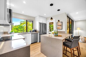 Condo (1 Bedroom) | Cocina privada | Microondas, horno, lavavajillas y cafetera y tetera 