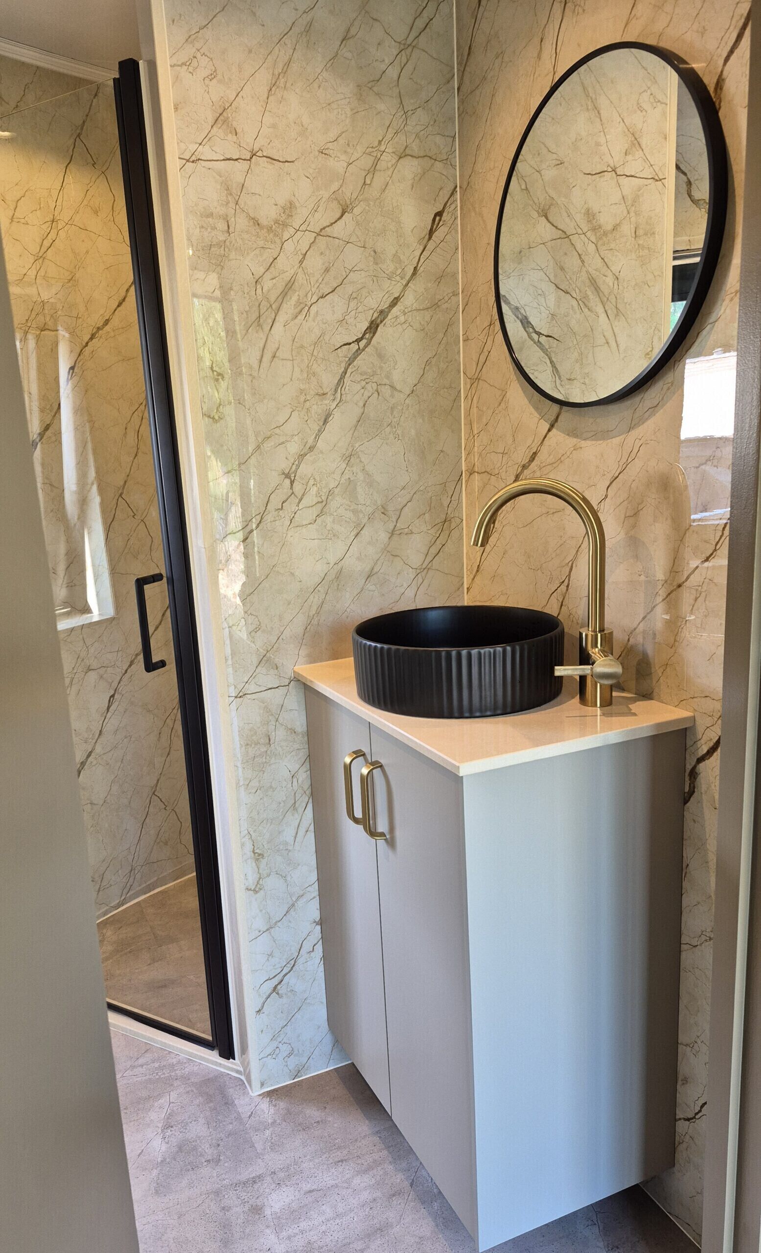 Een douche, handdoeken