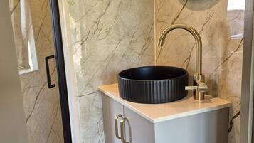 Een douche, handdoeken