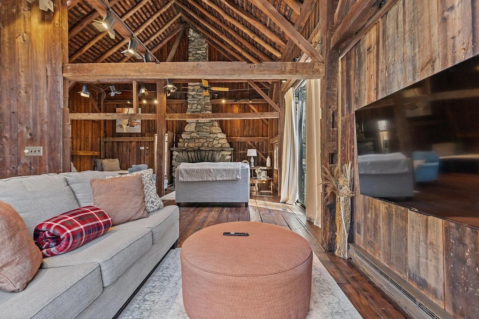 Smart TV, caminetto, libri