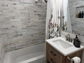 Haartrockner, Handtücher, Seife, Shampoo