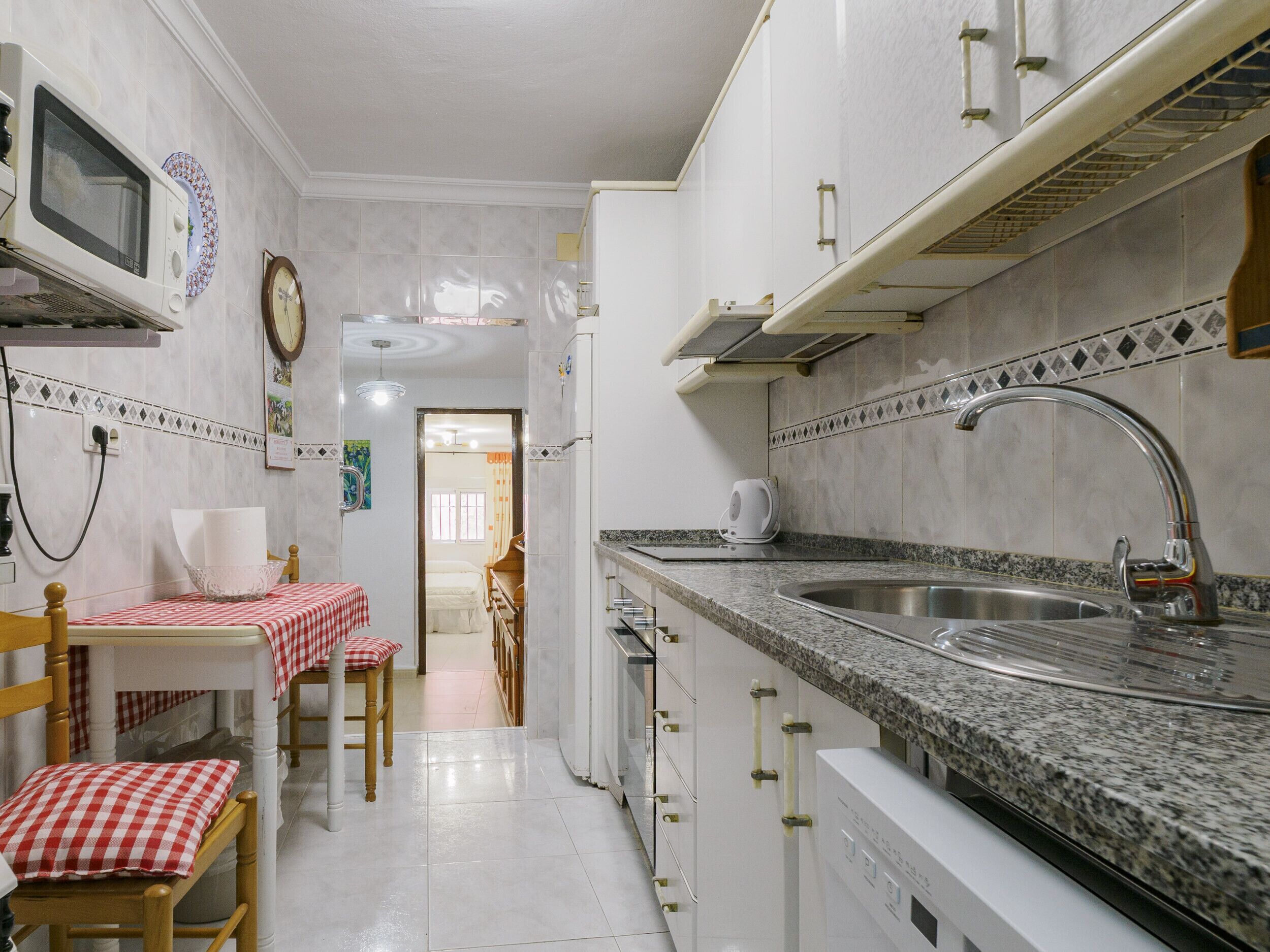 Frigorífico, microondas, horno y lavavajillas