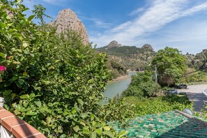 Property grounds - Cubo's Casa Rural El descanso del Caminito del Rey / terrace / rural setting / free Wi-Fi (Ardales)