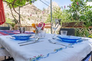 Outdoor dining - Cubo's Casa Rural El descanso del Caminito del Rey / terrace / rural setting / free Wi-Fi (Ardales)