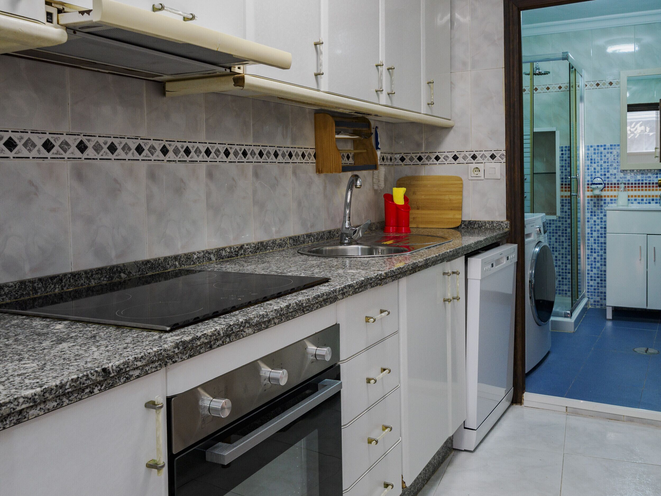 Frigorífico, microondas, horno y lavavajillas