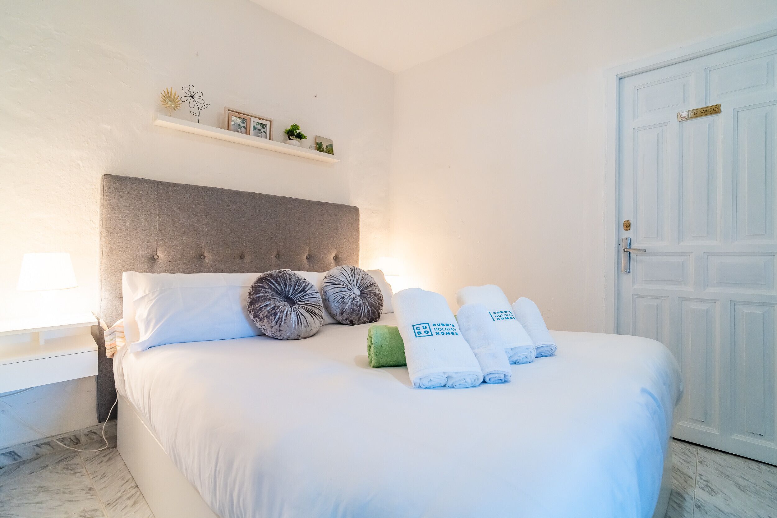 2 slaapkamers, een strijkplank/strijkijzer, gratis wifi, beddengoed