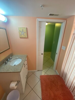 Haartrockner, Handtücher, Seife, Toilettenpapier