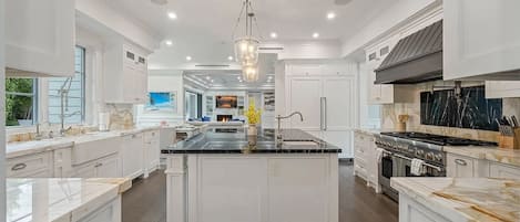 Microondas, horno, placa de cocina, lavavajillas