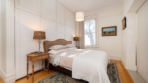 1 chambre, bureau, fer et planche à repasser, lit parapluie