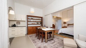 1 habitación, escritorio, tabla de planchar con plancha y cuna de viaje 
