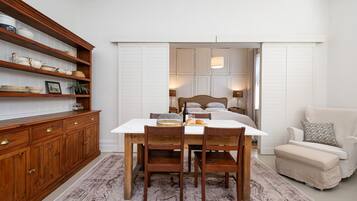 1 chambre, bureau, fer et planche à repasser, lit parapluie