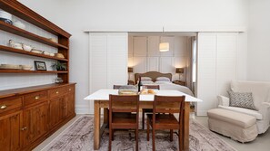 1 多间卧室、办公桌、熨斗/熨衣板、旅行婴儿床