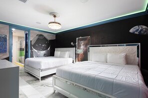 16 bedrooms, iron/ironing board, free WiFi, bed sheets - HUGE DISCOUNT LAST MINUTE DEALS MISSION TO MARS EXTREME PRIVATE ATTRACTION HOME (Davenport)