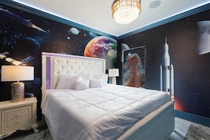 16 bedrooms, iron/ironing board, free WiFi, bed sheets - HUGE DISCOUNT LAST MINUTE DEALS MISSION TO MARS EXTREME PRIVATE ATTRACTION HOME (Davenport)
