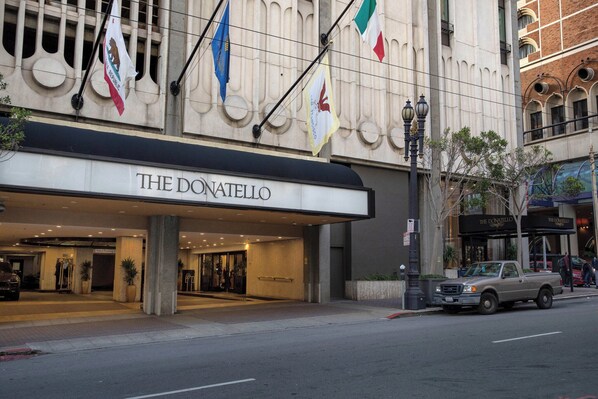 Exterior de l'hotel The Donatello, amb façana moderna, entrada i banderes.