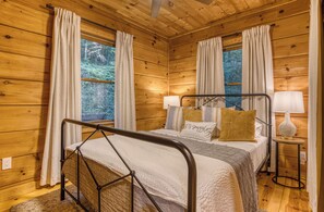 2 bedrooms, WiFi, bed sheets - Luxe Romantic Cabin Blue Ridge w/Creekview, Hot Tub, Stargazing Dome & Firepit (Blue Ridge)