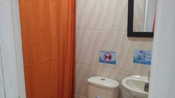 Ducha, toallas, jabón, papel higiénico