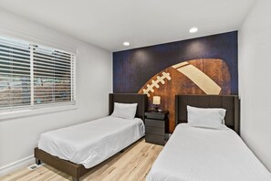 Desk, iron/ironing board, WiFi, bed sheets