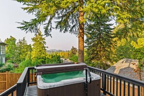 Outdoor spa tub - Game Day House Hot Tub Tailgate (Eugene)