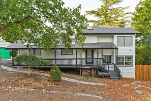 Exterior - Game Day House Hot Tub Tailgate (Eugene)