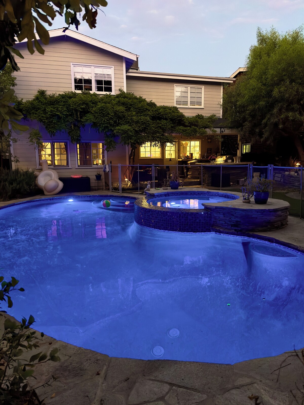 Enjoy! Beautiful home 5 bedrooms, pool, jacuzzi, BBQ dining area in Studio City