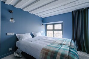 2 bedrooms, desk, iron/ironing board, WiFi