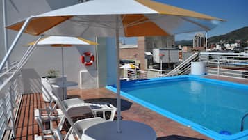 Una piscina al aire libre de temporada