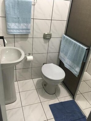 Dusch, handdukar, tvÄl och toalettpapper