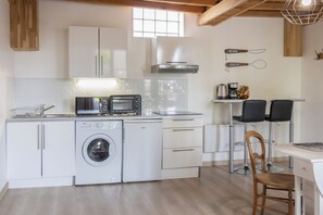Micro-ondes, four, plaque de cuisson