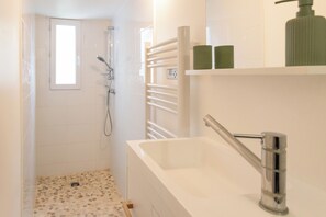 Douche, sĂšche-cheveux, serviettes fournies, papier toilette