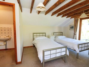 2 kamar tidur dan didekorasi berbeda-beda