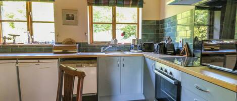 Lave-vaisselle, batterie de cuisine, vaisselle et ustensiles