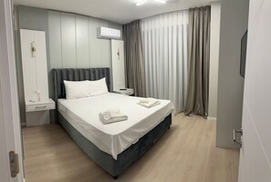 Planxa i posts de planxar, wifi i roba de llit
