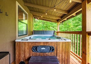 Outdoor spa tub