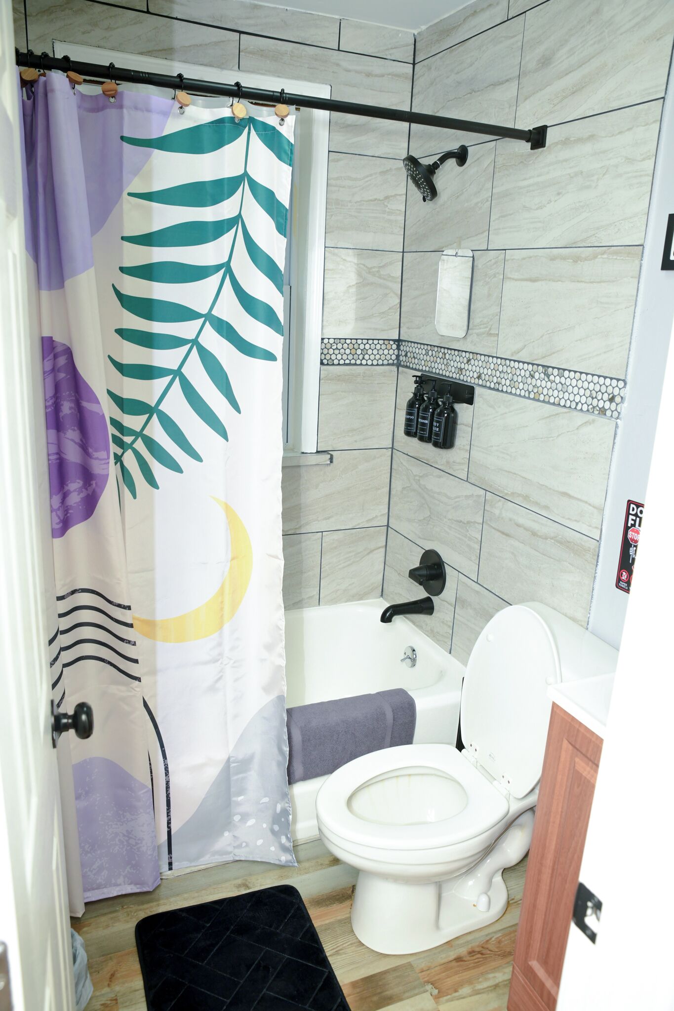 Een douche, milieuvriendelijke toiletartikelen, een haardroger