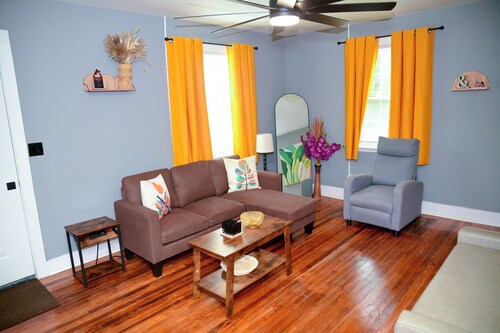 Charming per-diem friendly 2-bedroom townhome downtown Montgomery close to AFB