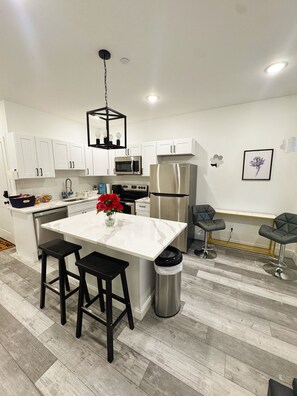 Jääkaappi, mikroaaltouuni, uuni, liesi