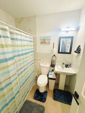 Haartrockner, Handtücher, Seife, Shampoo