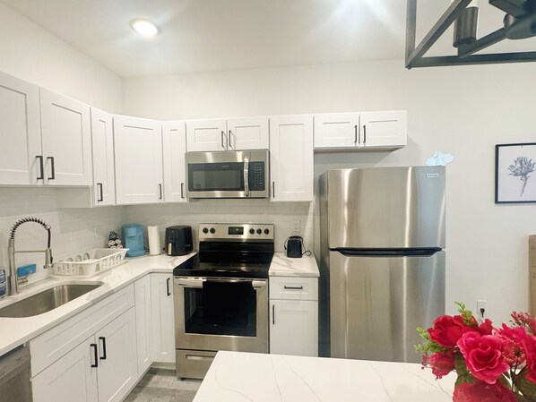 Réfrigérateur, micro-ondes, four, plaque de cuisson