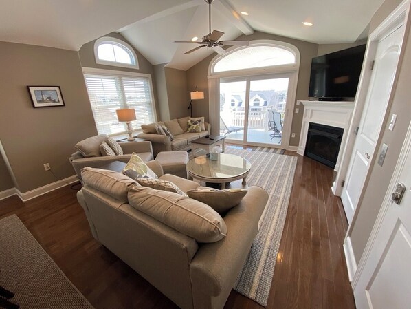 Living area - Spacious 5-bedroom condo in charming Sea Isle City, NJ. (Sea Isle City)