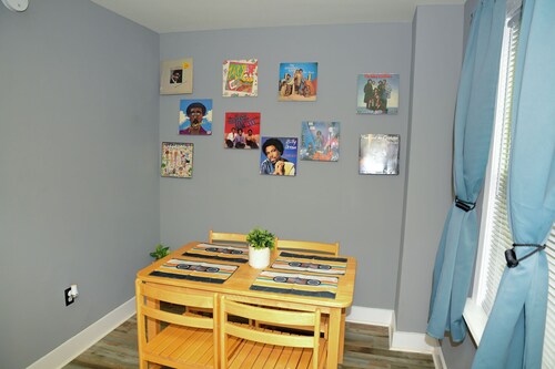  2-bedroom house close to Downtown, AFB, and ASU. Sleeps 6 adults