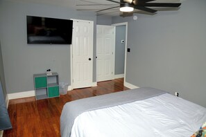2 bedrooms, iron/ironing board, free WiFi, bed sheets