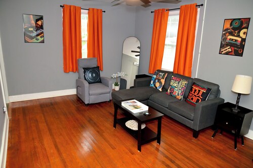  2-bedroom house close to Downtown, AFB, and ASU. Sleeps 6 adults